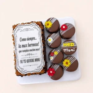 Detalle de cumpleaños con brownie personalizado, impresión comestible y dulces cubiertos de chocolate decorados con flores