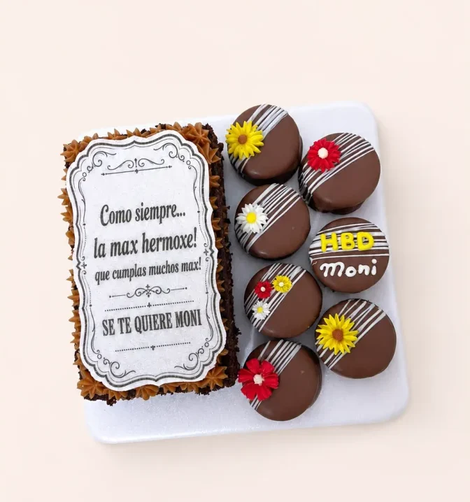 Detalle de cumpleaños con brownie personalizado y dulces de chocolate Detalle de cumpleaños con brownie personalizado, impresión comestible y dulces cubiertos de chocolate decorados con flores