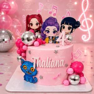 Torta temática KPop Demon Hunters con figuras chibi, nombre personalizado y número de edad