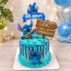Torta temática de Stitch con decoración azul y topper Feliz Cumpleaños