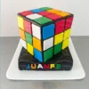 Torta personalizada en forma de cubo Rubik con cuadros de colores y nombre en la base