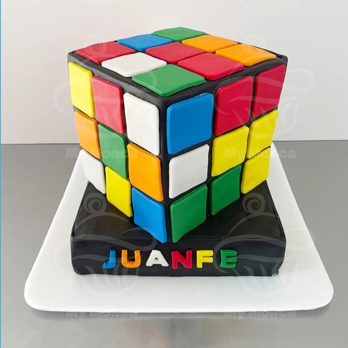 Torta Cubo Rubik personalizada Torta personalizada en forma de cubo Rubik con cuadros de colores y nombre en la base