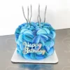 Torta moderna azul decorada con papel comestible en pliegues tipo abanico