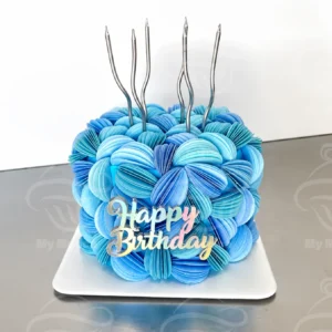 Torta moderna azul decorada con papel comestible en pliegues tipo abanico