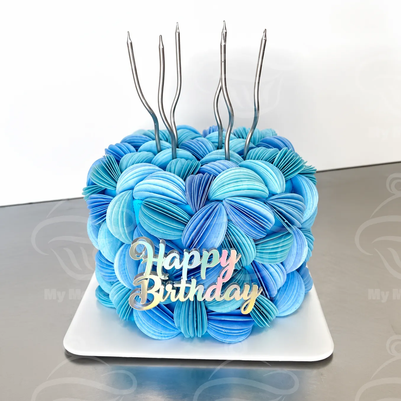 torta-con-papel-comestible Torta moderna azul decorada con papel comestible en pliegues tipo abanico